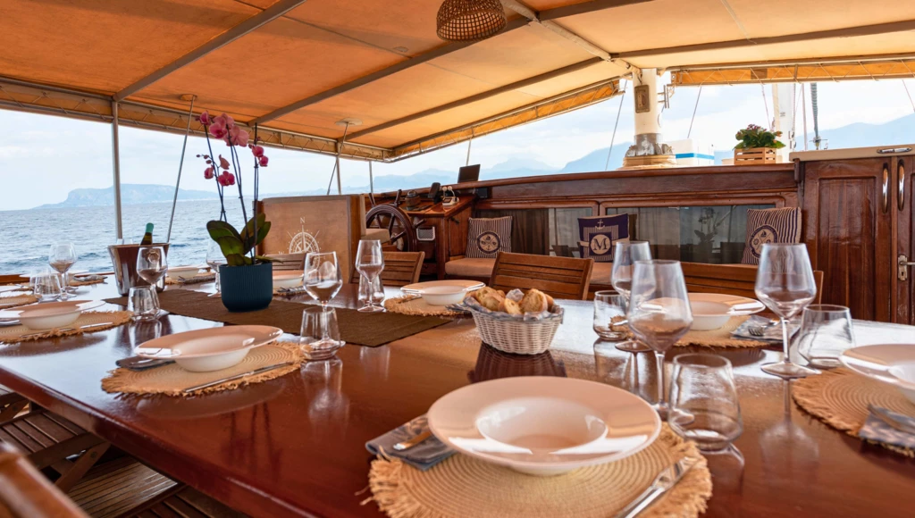 Escapada en goleta al corazón de las Eolias: 8 días entre las lavas de Stromboli y las aguas cristalinas de Lipari