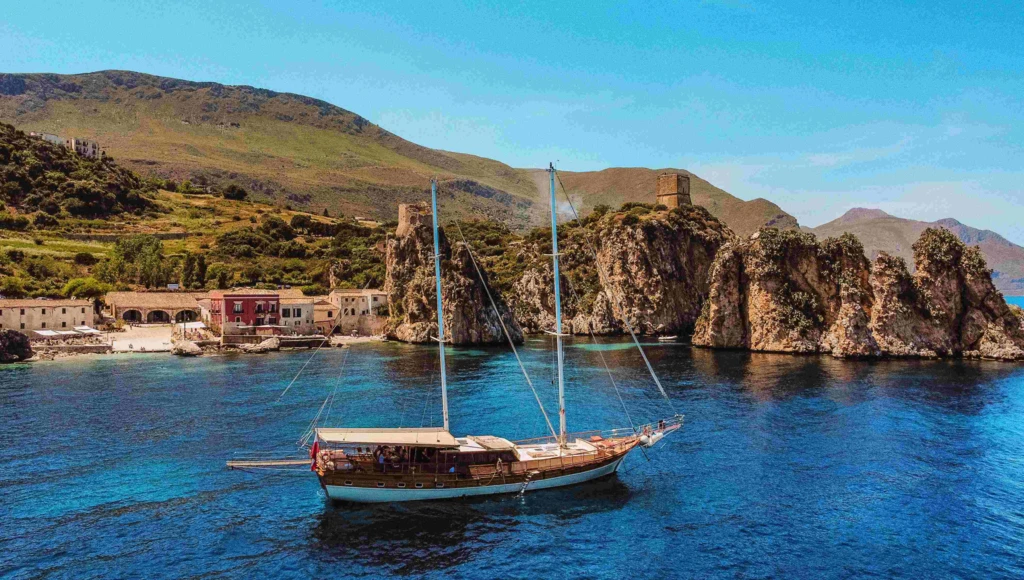 Escapada en goleta al corazón de las Eolias: 8 días entre las lavas de Stromboli y las aguas cristalinas de Lipari