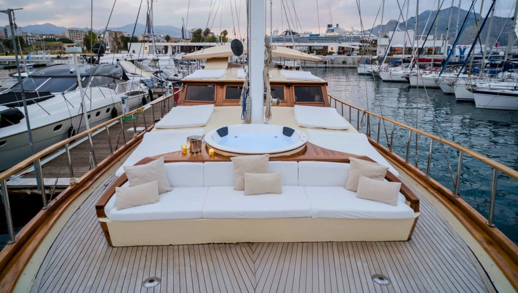 Escapada en goleta al corazón de las Eolias: 8 días entre las lavas de Stromboli y las aguas cristalinas de Lipari