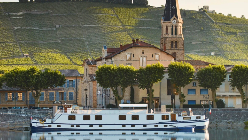 Eleganz und Charme der Provence: 7 Tage Luxuskreuzfahrt auf einem Hausboot-Hotel zwischen malerischen Dörfern, Weinbergen und den Düften der Garrigue