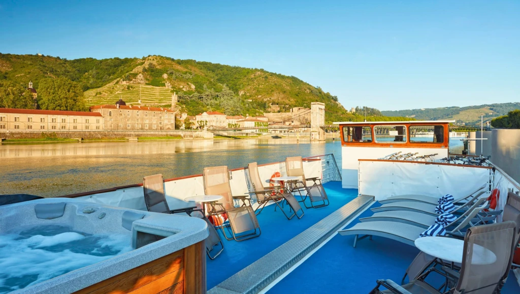 Eleganz und Charme der Provence: 7 Tage Luxuskreuzfahrt auf einem Hausboot-Hotel zwischen malerischen Dörfern, Weinbergen und den Düften der Garrigue