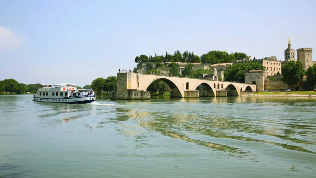 Eleganz und Charme der Provence: 7 Tage Luxuskreuzfahrt auf einem Hausboot-Hotel zwischen malerischen Dörfern, Weinbergen und den Düften der Garrigue