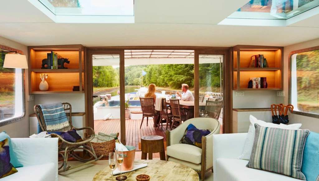 La Bourgogne en toute intimité : 7 jours de croisière haut de gamme en péniche-hôtel, entre vignobles prestigieux et villages médiévaux