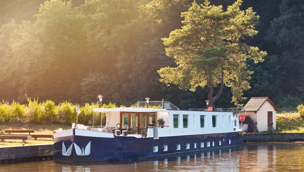 La Bourgogne en toute intimité : 7 jours de croisière haut de gamme en péniche-hôtel, entre vignobles prestigieux et villages médiévaux