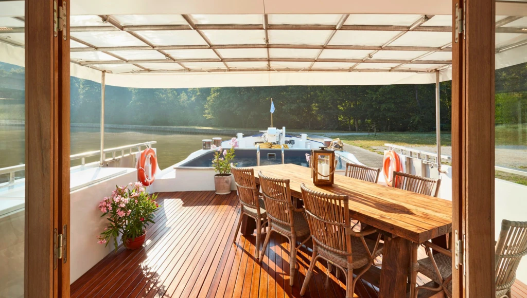 La Bourgogne en toute intimité : 7 jours de croisière haut de gamme en péniche-hôtel, entre vignobles prestigieux et villages médiévaux