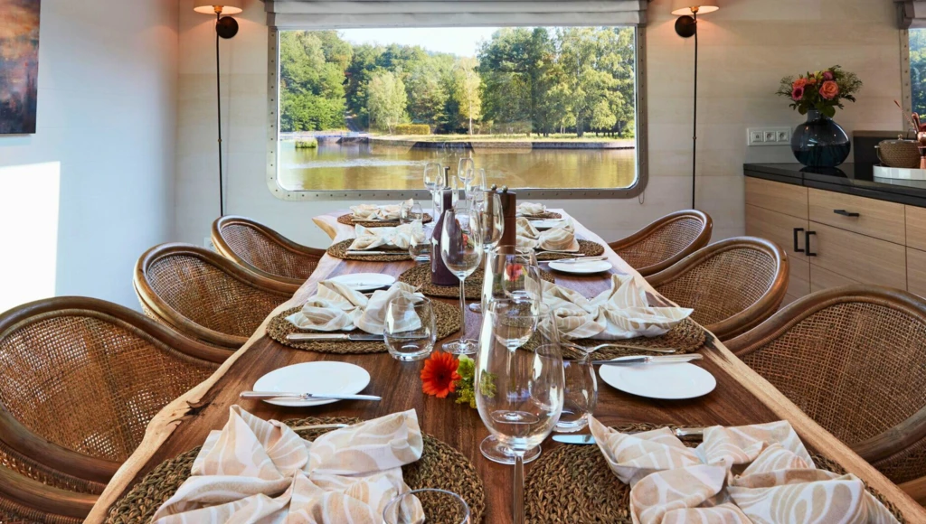 La Bourgogne en toute intimité : 7 jours de croisière haut de gamme en péniche-hôtel, entre vignobles prestigieux et villages médiévaux