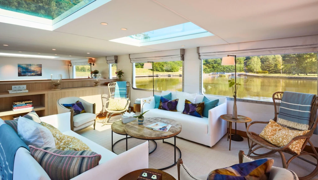 La Bourgogne en toute intimité : 7 jours de croisière haut de gamme en péniche-hôtel, entre vignobles prestigieux et villages médiévaux