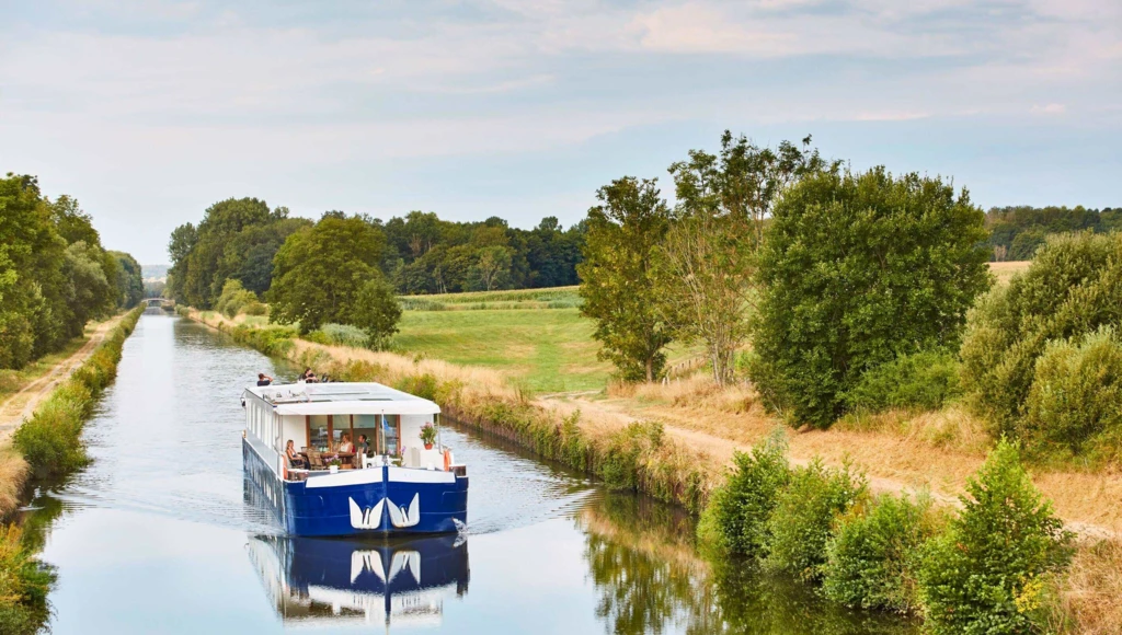 La Bourgogne en toute intimité : 7 jours de croisière haut de gamme en péniche-hôtel, entre vignobles prestigieux et villages médiévaux