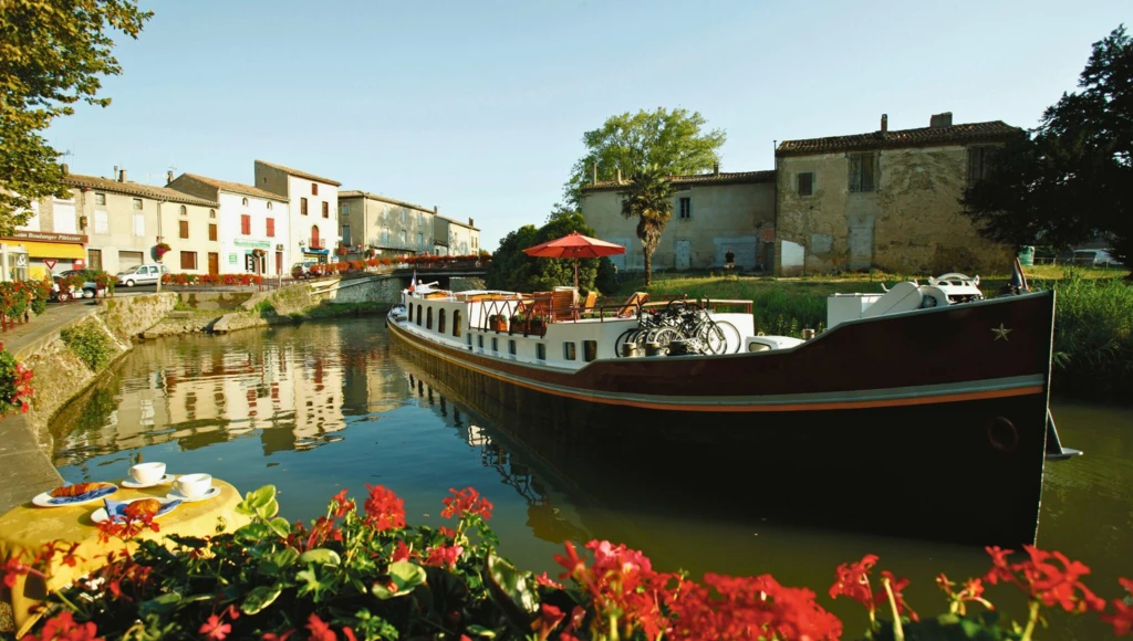 A refined escape on the waters of southwestern France: 7 days on a river boat hotel, enjoying exquisite flavors and enchanting landscapes, with a stopover in Saint-Émilion.