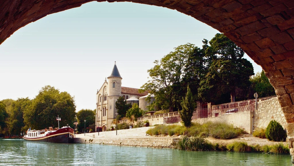 A refined escape on the waters of southwestern France: 7 days on a river boat hotel, enjoying exquisite flavors and enchanting landscapes, with a stopover in Saint-Émilion.