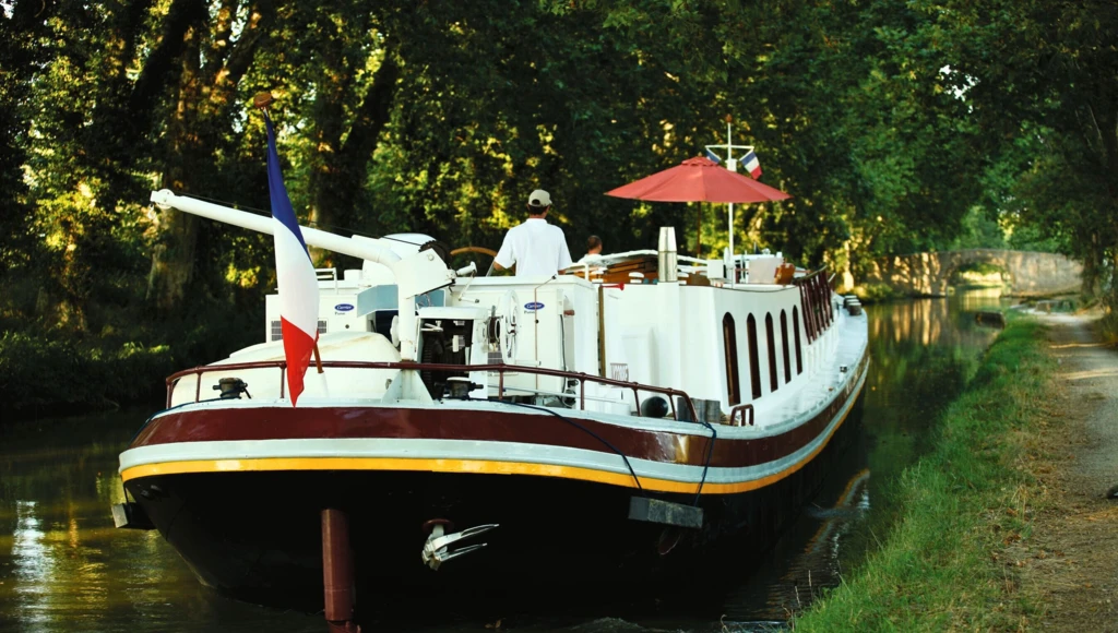 A refined escape on the waters of southwestern France: 7 days on a river boat hotel, enjoying exquisite flavors and enchanting landscapes, with a stopover in Saint-Émilion.