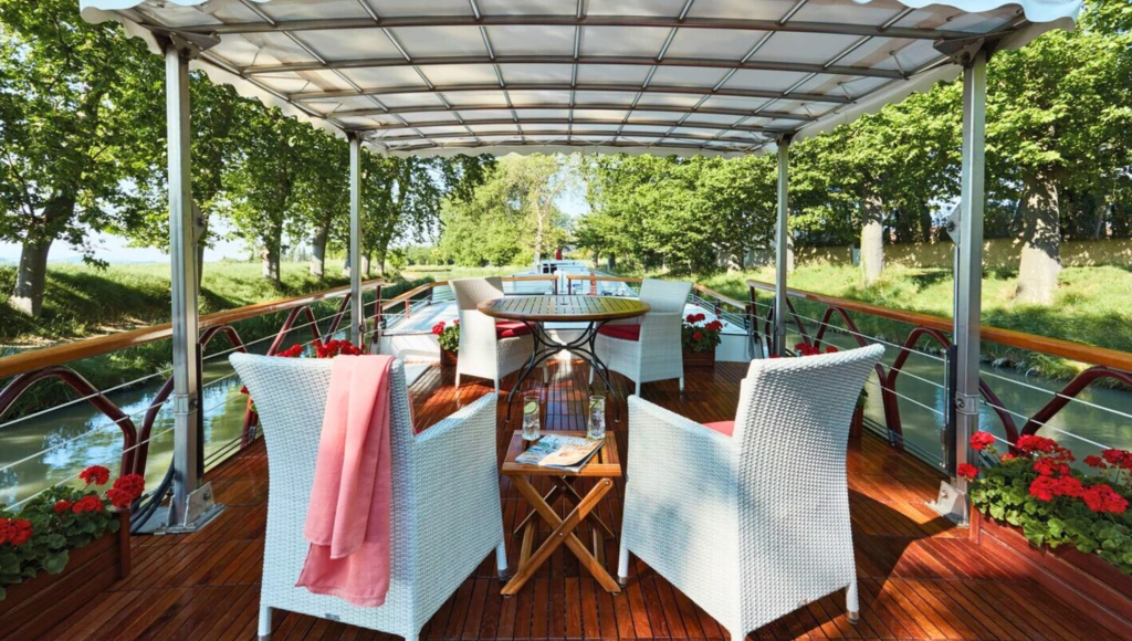 A refined escape on the waters of southwestern France: 7 days on a river boat hotel, enjoying exquisite flavors and enchanting landscapes, with a stopover in Saint-Émilion.