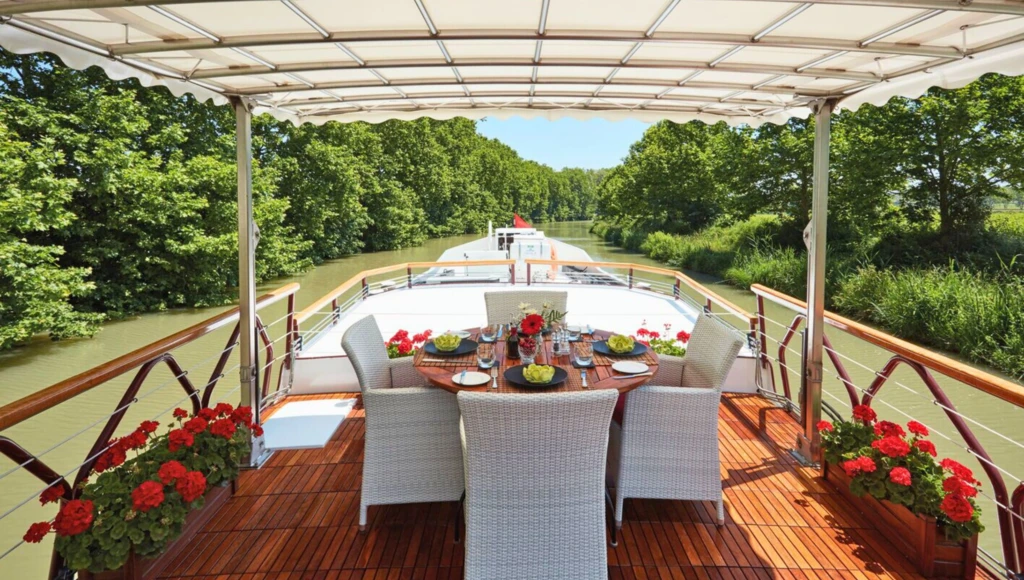 A refined escape on the waters of southwestern France: 7 days on a river boat hotel, enjoying exquisite flavors and enchanting landscapes, with a stopover in Saint-Émilion.