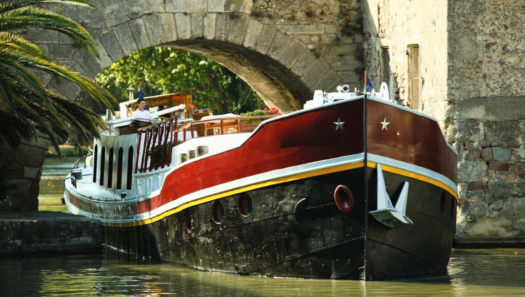 A refined escape on the waters of southwestern France: 7 days on a river boat hotel, enjoying exquisite flavors and enchanting landscapes, with a stopover in Saint-Émilion.