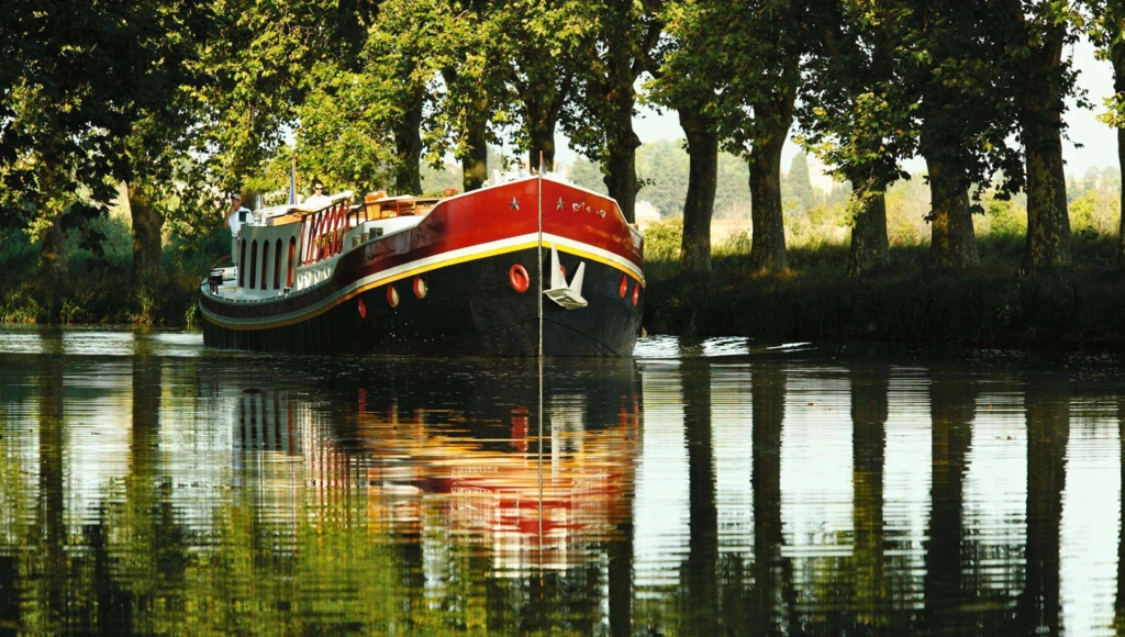 A refined escape on the waters of southwestern France: 7 days on a river boat hotel, enjoying exquisite flavors and enchanting landscapes, with a stopover in Saint-Émilion.