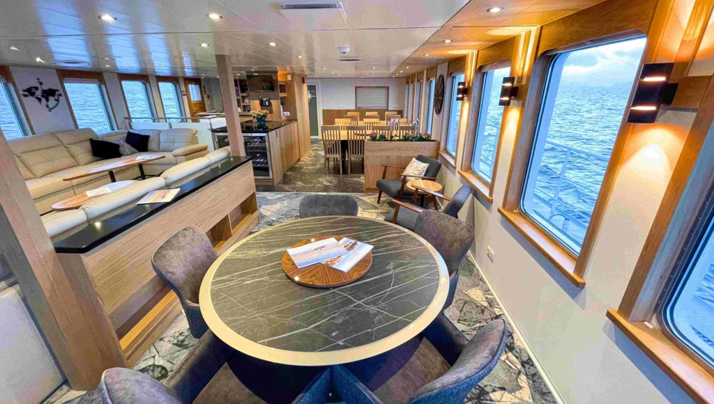 Printemps polaire au Spitzberg : navigation de 9 jours à travers les fjords norvégiens, entre nature intacte, paysages polaires et faune sauvage