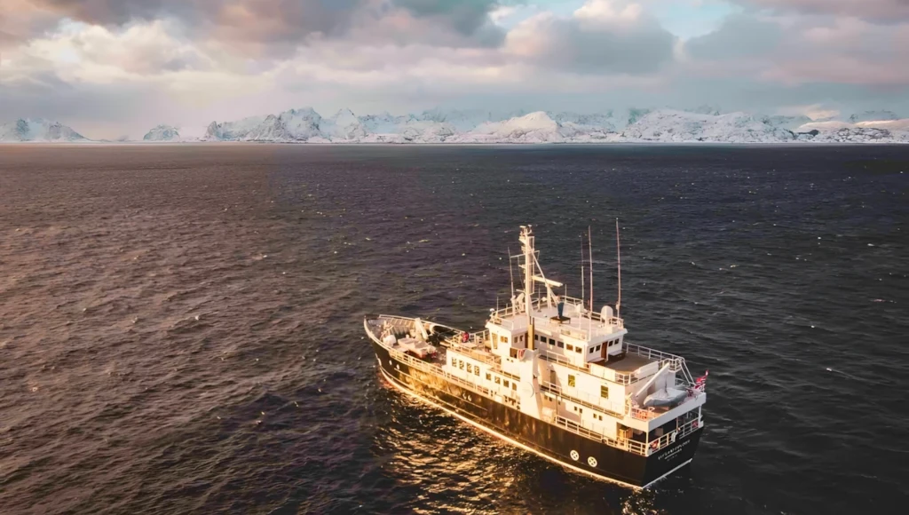 Printemps polaire au Spitzberg : navigation de 9 jours à travers les fjords norvégiens, entre nature intacte, paysages polaires et faune sauvage