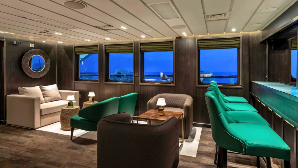 Eclipse y fiordos de Groenlandia: exploración ártica entre Scoresby Sund, pueblos inuit y maravillas celestes