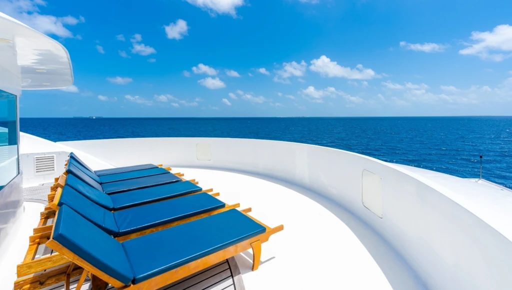 Diving in the heart of the Maldives: 8 days among paradise atolls, manta rays, whale sharks, and marine treasures