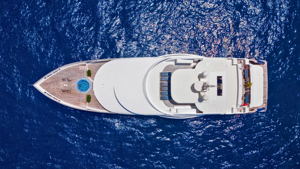 Diving in the heart of the Maldives: 8 days among paradise atolls, manta rays, whale sharks, and marine treasures