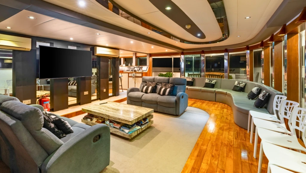 Diving in the heart of the Maldives: 8 days among paradise atolls, manta rays, whale sharks, and marine treasures