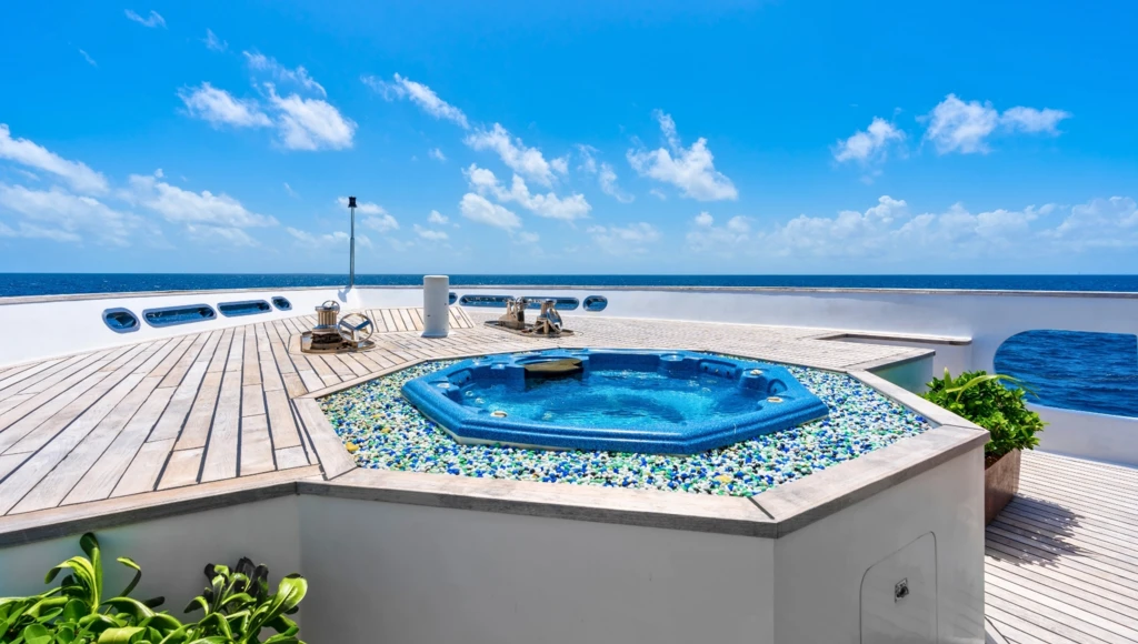 Diving in the heart of the Maldives: 8 days among paradise atolls, manta rays, whale sharks, and marine treasures