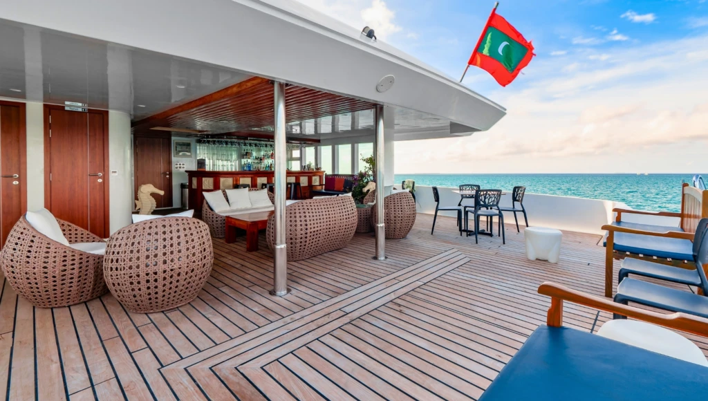 Diving in the heart of the Maldives: 8 days among paradise atolls, manta rays, whale sharks, and marine treasures