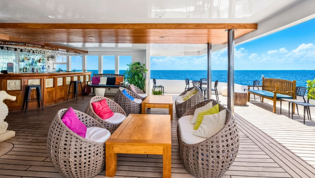 Diving in the heart of the Maldives: 8 days among paradise atolls, manta rays, whale sharks, and marine treasures