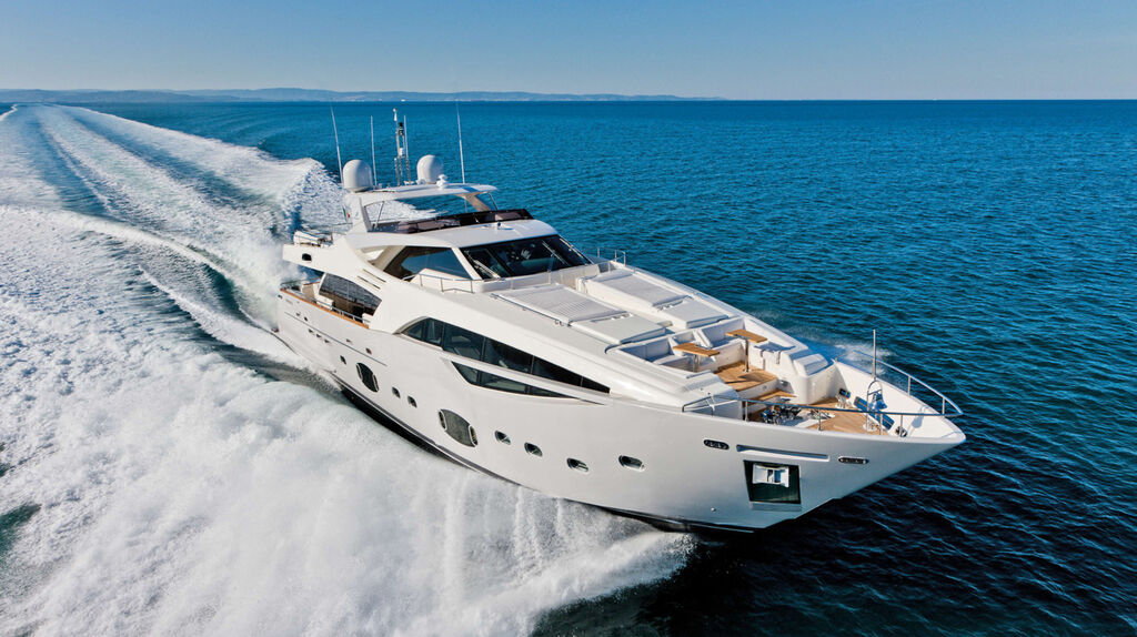 Ferretti Custom Line 100