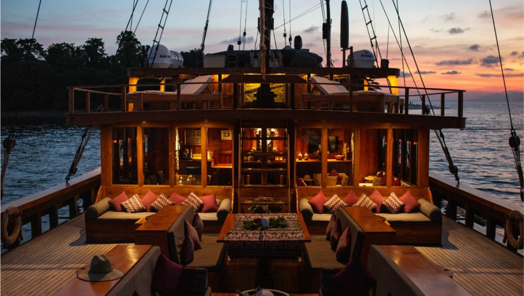 Crucero inmersivo de 8 días por las islas Banda: volcanes, especias y buceo en el corazón de las Molucas