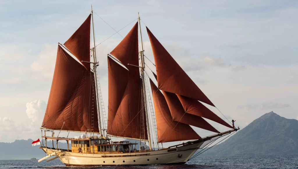 Crucero inmersivo de 8 días por las islas Banda: volcanes, especias y buceo en el corazón de las Molucas
