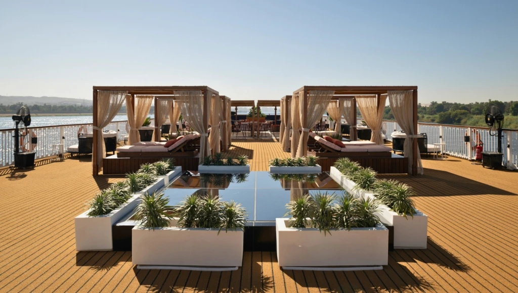 Un crucero idílico por las aguas sagradas del Nilo a bordo de un majestuoso Dahabieh: unas vacaciones auténticas con un servicio de alta gama