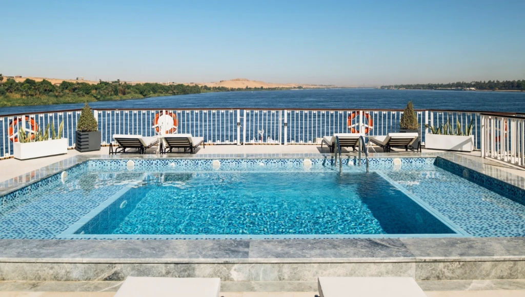 Un crucero idílico por las aguas sagradas del Nilo a bordo de un majestuoso Dahabieh: unas vacaciones auténticas con un servicio de alta gama