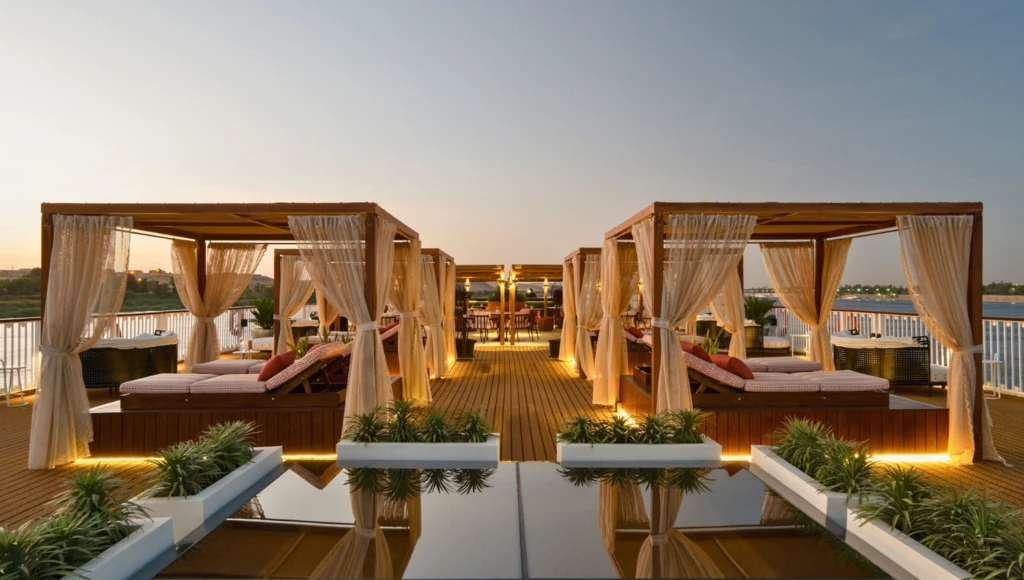 Un crucero idílico por las aguas sagradas del Nilo a bordo de un majestuoso Dahabieh: unas vacaciones auténticas con un servicio de alta gama