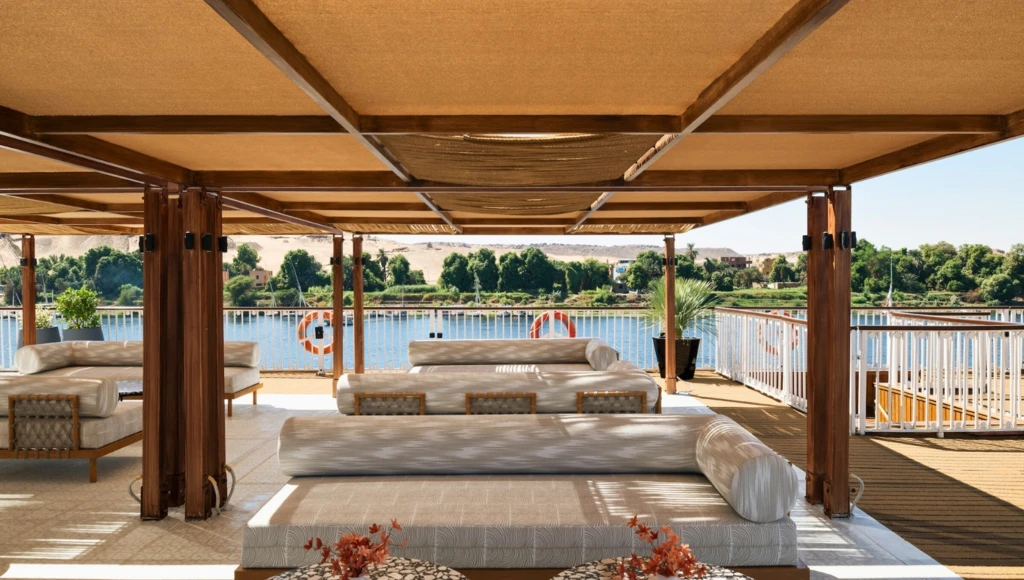 Un crucero idílico por las aguas sagradas del Nilo a bordo de un majestuoso Dahabieh: unas vacaciones auténticas con un servicio de alta gama