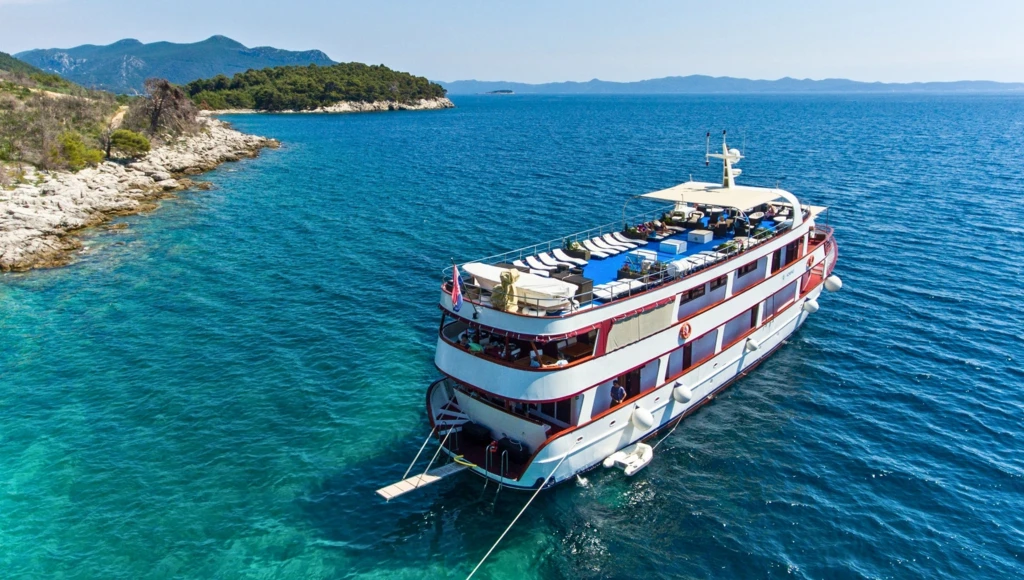 Ruta de 8 días por la costa dálmata en yate: desde los palacios venecianos de Trogir hasta las murallas de Dubrovnik