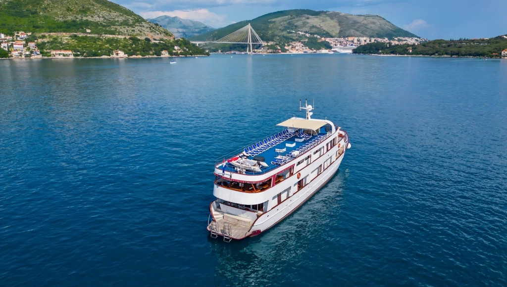 Ruta de 8 días por la costa dálmata en yate: desde los palacios venecianos de Trogir hasta las murallas de Dubrovnik