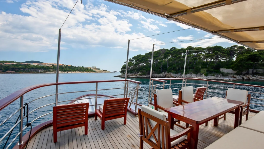 Ruta de 8 días por la costa dálmata en yate: desde los palacios venecianos de Trogir hasta las murallas de Dubrovnik