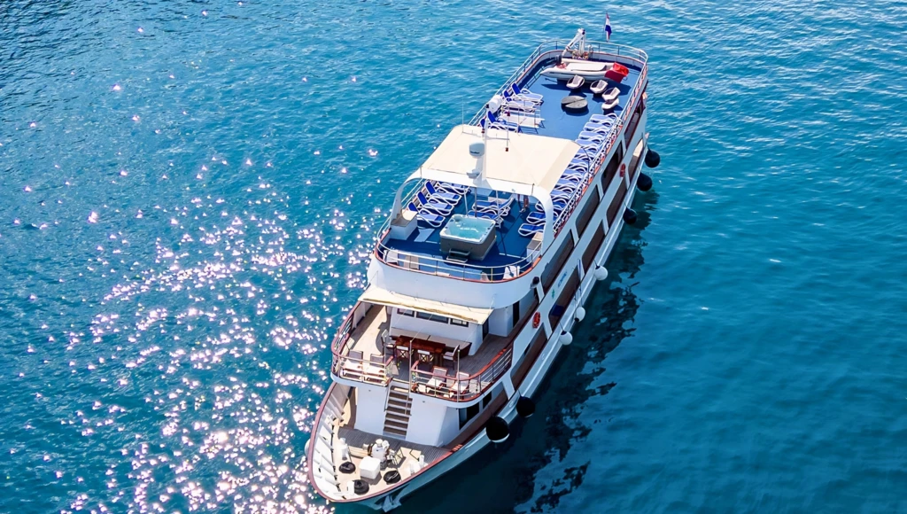 Ruta de 8 días por la costa dálmata en yate: desde los palacios venecianos de Trogir hasta las murallas de Dubrovnik