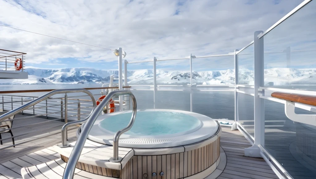 Aventure polaire au Groenland : 12 jours entre nature brute, icebergs et vie arctique, de Keflavik à Longyearbyen