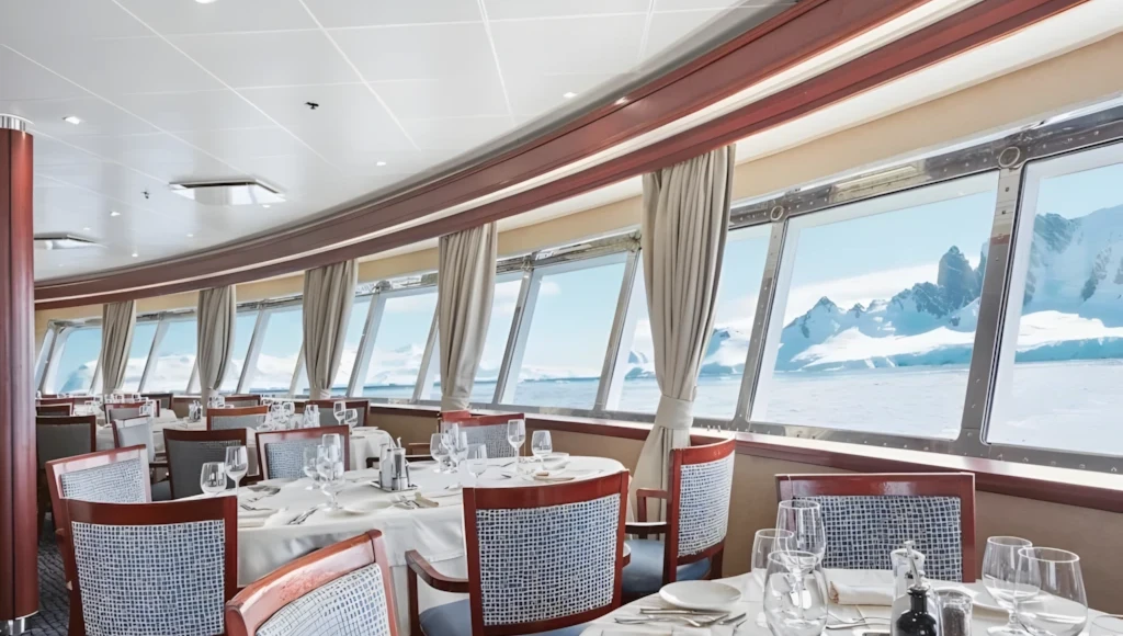 Aventure polaire au Groenland : 12 jours entre nature brute, icebergs et vie arctique, de Keflavik à Longyearbyen