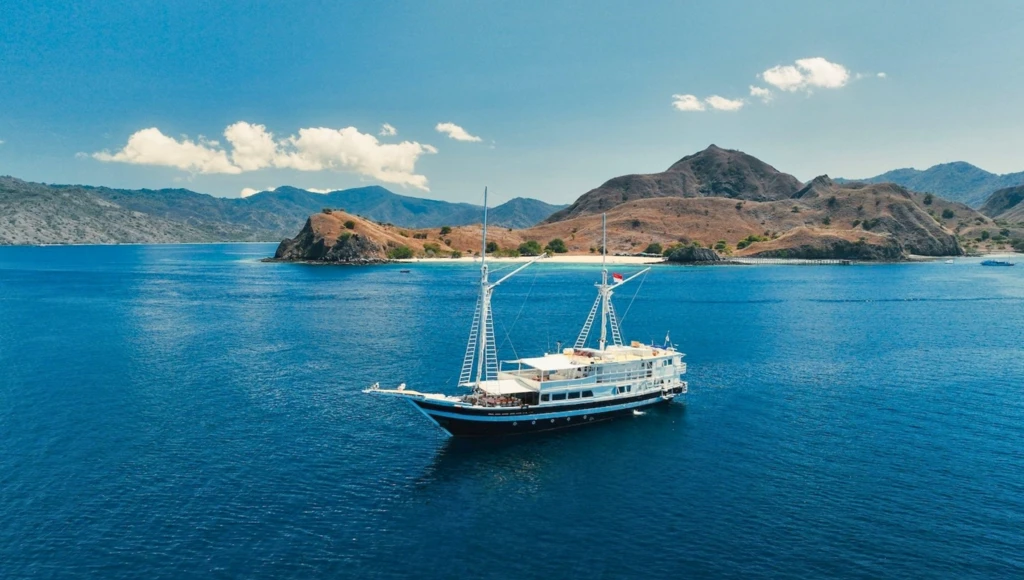 Una vacanza straordinaria di 6 giorni nell’arcipelago di Komodo: lagune turchesi, mante e varani di Komodo