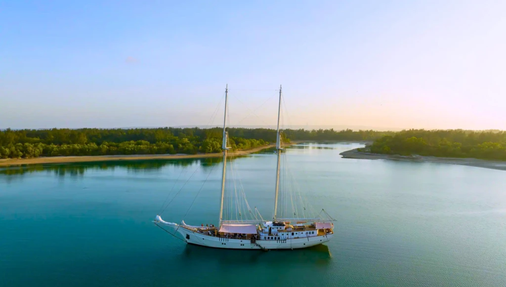 Navigation de 10 jours entre Misool et Waigeo : grotte de Tomolol, îles Penemu et snorkeling
