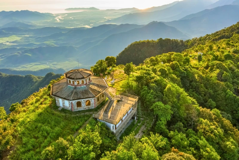 Vallées verdoyantes et villages vietnamiens