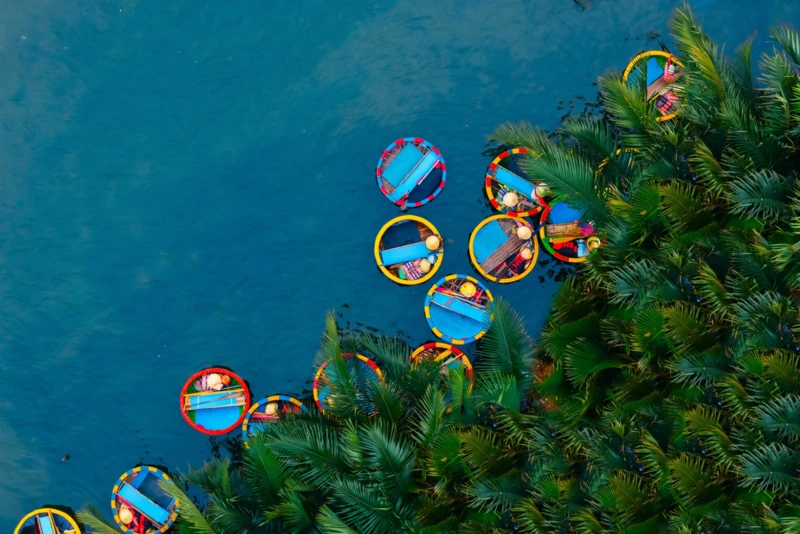 Paysages tropicaux et canaux de Bay Mau